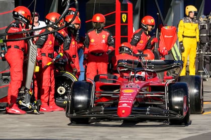 El piloto de Ferrari Charles Leclerc, de Mónaco, maneja para salir del pit lane tras un cambio de neumáticos en el Gran Premio de Fórmula 1 de Melbourne, Australia, el domingo 10 de abril de 2022. (Simon Baker, Pool via AP)