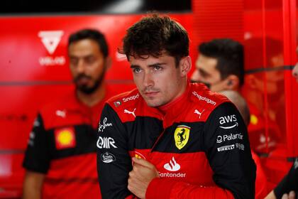 El piloto de Ferrari Charles Leclerc espera en el pit durante la tercera sesión de práctica en el circuito Barcelona Catalunya en Montmeló, España, sábado 21 de mayo de 2022. Leclerc ganó la pole para la carrera del domingo, superando a Max Verstappen. (AP Foto/Joan Monfort)