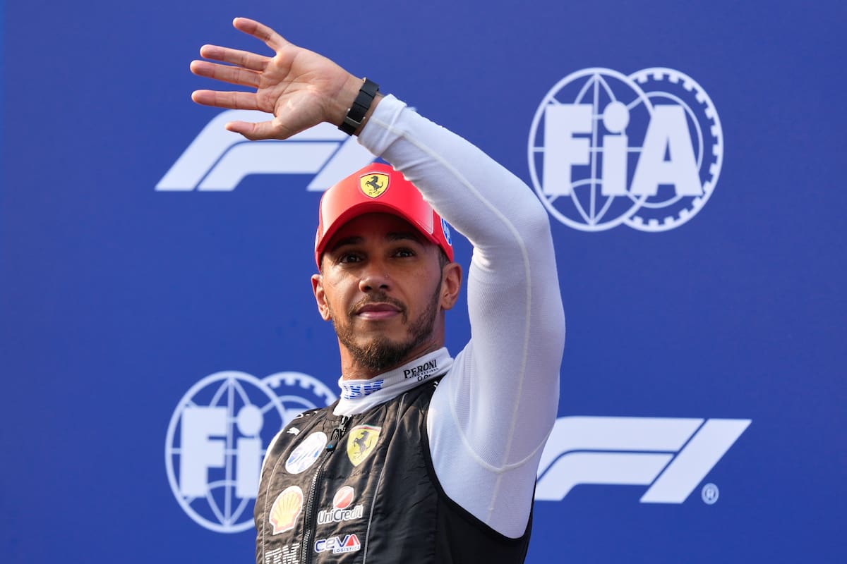El piloto de Ferrari, Lewis Hamilton, de Gran Bretaña, saluda a los espectadores tras la sesión de c