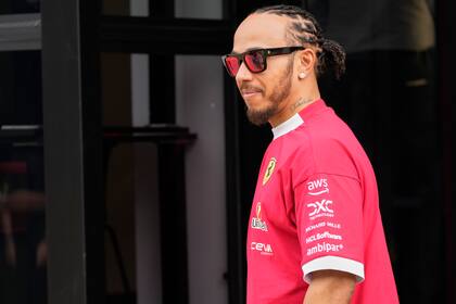 El piloto de Ferrari Lewis Hamilton, de Gran Bretaña, camina por el paddock en el autódromo de Silverstone, antes del Gran Premio de Gran Bretaña de Fórmula Uno, en Silverstone, Inglaterra, el jueves 3 de julio de 2025. (AP Photo/Darko Bandic)