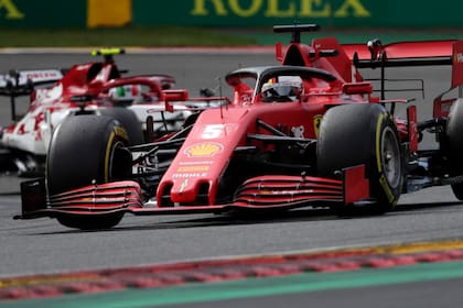 El piloto de Ferrari Sebastian Vettel de Alemania conduce su auto seguido por el piloto de Alfa Romeo Antonio Giovinazzi de Italia durante el Gran Premio de Fórmula Uno en el circuito de Spa-Francorchamps en Spa, Bélgica, el domingo 30 de agosto de 2020