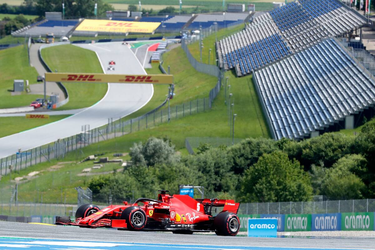 El piloto de Ferrari, Sebastian Vettel, de Alemania, dirige su automóvil durante la sesión de calificación en el hipódromo Red Bull Ring en Spielberg,