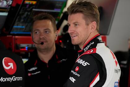 El piloto de Haas Nico Hulkenberg en el taller durante una sesión de prácticas previo al Gran Premio de Japón, el viernes 5 de abril de 2024, en Suzuka. (AP Foto/Hiro Komae)
