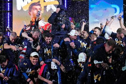 El piloto de Max Verstappen (centro) de Red Bull celebra tras ganar el campeonato de la Fórmula Uno, el domingo 24 de noviembre de 2024 en Las Vegas. (AP Foto/John Locher)