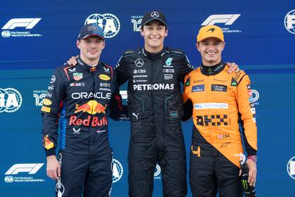 El piloto de Mercedes George Russell, al centro, tras ganar la pole para el GP de Canadá, junto a Max Verstappen de Red Bull y Lando Norris de McLaren tras la calificación del sábado 8 de junio del 2024. (Ryan Remiorz/The Canadian Press via AP)