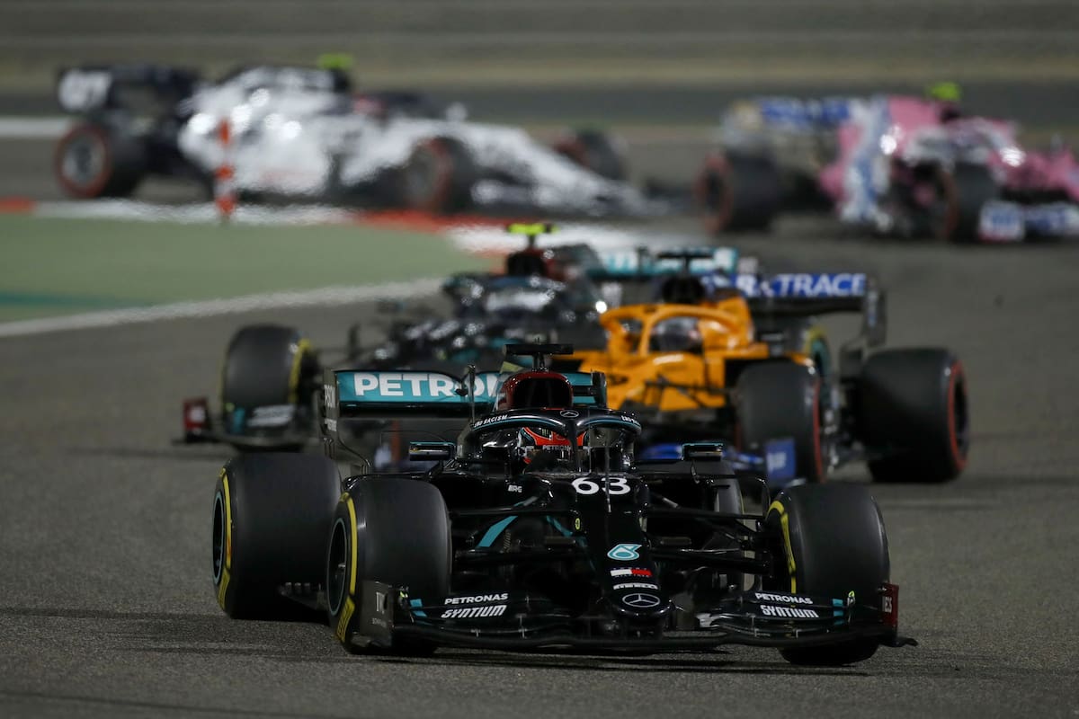El piloto de Mercedes George Russell de Gran Bretaña conduce su auto en el Gran Premio de Fórmula Uno de Bahrein en Sakhir, Bahrein, el domingo 6 de diciembre de 2020