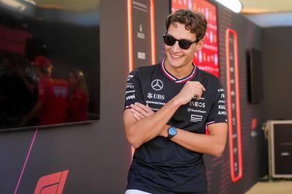 El piloto de Mercedes George Russell en el paddock del Gran Premio de Abu Dabi de la Fórmula Uno, el jueves 5 de diciembre de 2024. (AP Foto/Darko Bandic)