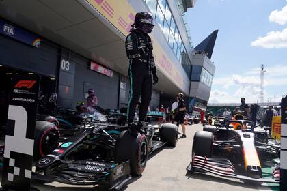 El piloto de Mercedes Lewis Hamilton de Gran Bretaña celebra después de que marcó el mejor tiempo durante la sesión de calificación para el Gran Premio de Fórmula 1 británico en el hipódromo de Silverstone, Silverstone,