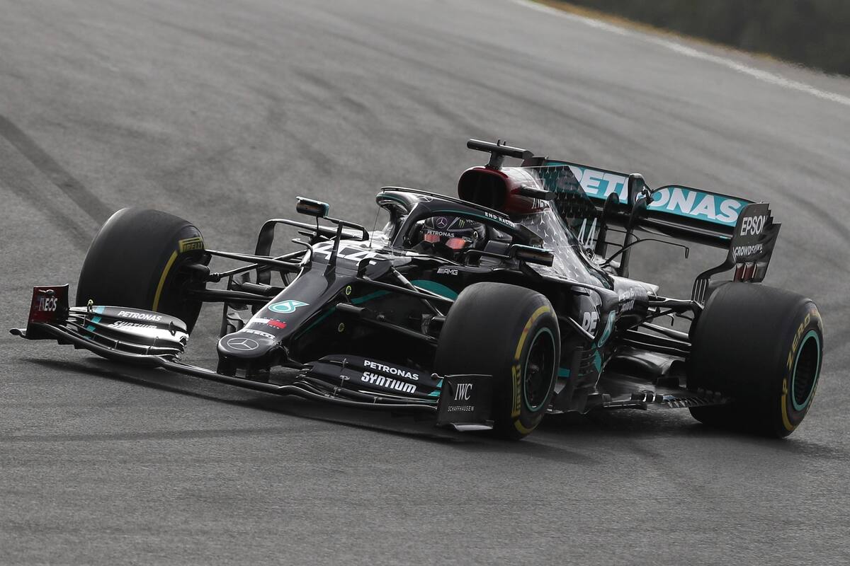El piloto de Mercedes Lewis Hamilton, de Gran Bretaña, conduce su auto durante el Gran Premio de Portugal de Fórmula Uno en el Circuito Internacional del Algarve en Portimao, Portugal, el domingo 25 de octubre de 2020