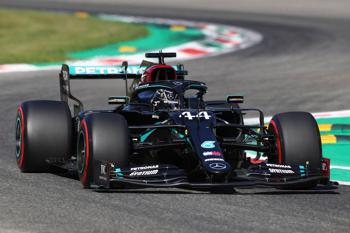 El piloto de Mercedes Lewis Hamilton de Gran Bretaña conduce su auto durante la sesión de clasificación para el Gran Premio de Fórmula Uno de Italia del domingo, en el hipódromo de Monza en Monza,