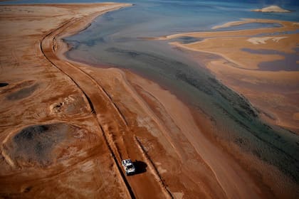 El Mar Rojo fue "acompañante" de los pilotos del Dakar en la etapa 9, en Arabia Saudita; el Mini de Stéphane Peterhansel transita hacia el triunfo al lado del agua en el desierto.