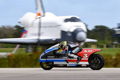 El piloto de Moto GP Max Biaggi a bordo de la Voxman Wattman, la moto eléctrica que registró una velocidad de 456 kilómetros por hora en una pista especial en el Kennedy Space Center de Florida, Estados Unidos