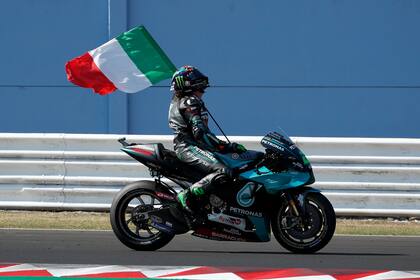 El piloto de MotoGP Franco Morbidelli de Italia celebra después de ganar el Gran Premio de Motociclismo de San Marino en el circuito de Misano en Misano Adriatico, Italia, el domingo 13 de septiembre de 2020