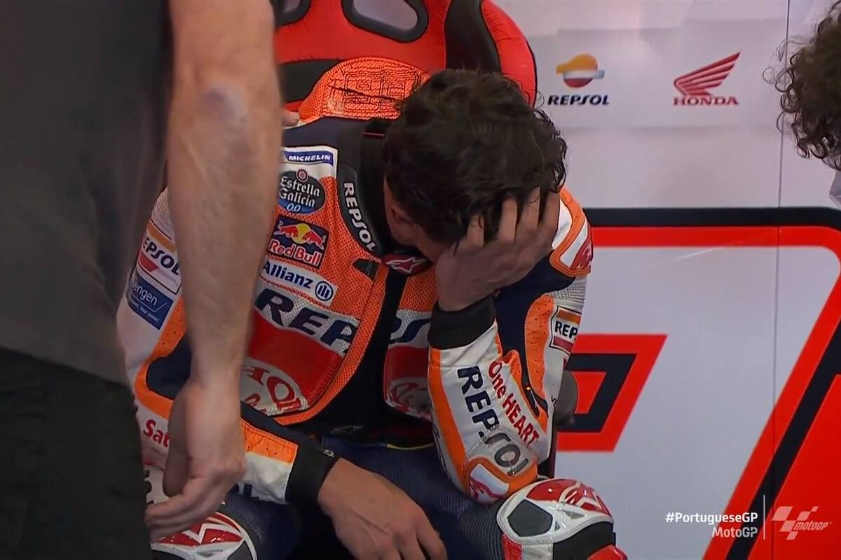 El piloto de MotoGP Marc Márquez, de España, muy emocionado al finalizar el Gran Premio de Portugal; volvió a competir luego de nueve meses, tras sufrir una fractura de húmero derecho.