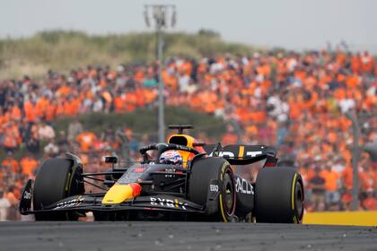 El piloto de Red Bull, el holandés Max Verstappen, conduce durante el Gran Premio de Holanda de F1, en el circuito de Zandvoort, el domingo 4 de septiembre de 2022, en Zandvoort, Holanda. (AP Foto/Peter Dejong)