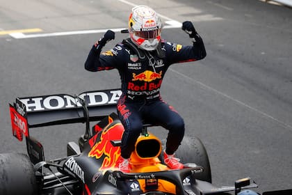 El piloto de Red Bull Max Verstappen de Holanda celebra en su auto tras ganar el Gran Premio de Mónaco