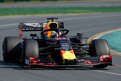 Max Verstappen pasa por la curva 2 durante el Gran Premio de Fórmula 1 de Australia; el holandés finalizó tercero al mando de un Red Bull con motor Honda