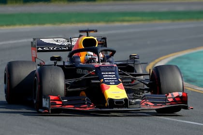 El piloto de Red Bull Max Verstappen de los Países Bajos pasa por la curva 2 durante el Gran Premio de Fórmula 1 de Australia