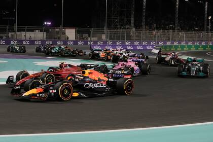 El piloto de Red Bull Max Verstappen durante el Gran Premio de Arabia Saudí, el domingo 27 de marzo de 2022, en Yeda, Arabia Saudí. (AP Foto/Hassan Ammar)