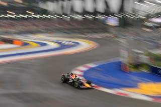 Russell se estrella cuando iba líder y Verstappen gana el sprint de la F1 en Singapur