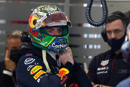 El piloto de Red Bull Max Verstappen se ajusta el casco durante una sesión clasificatoria en la pista de Interlagos, Sao Paulo, el 12 de noviembre del 2021. El Gran Premio de Brasil de F1 se realizará el domingo.  (AP Foto/Marcelo Chello)