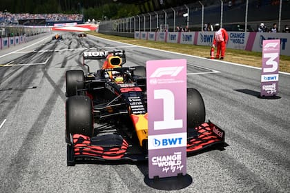 El piloto de Red Bull Max Verstappen tras conseguir la pole durante la clasificación del Gran Premio de Austria, el sábado 3 de julio de 2021, en Spielberg, Austria. (Christian Bruna/Pool Foto vía AP)
