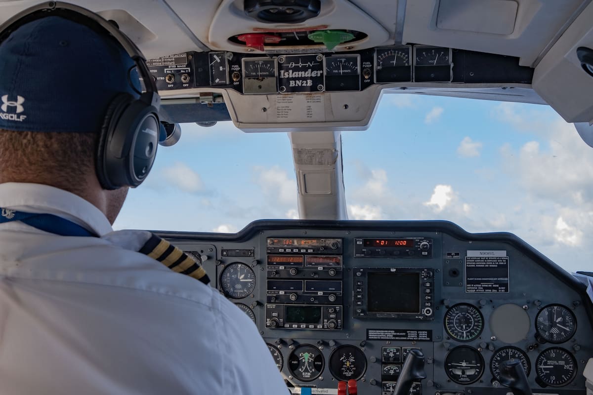 El piloto de una aerolínea mexicana se explayó sobre diversos temas y hasta tarareó una canción de cuna antes del despegue