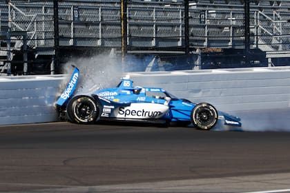 El piloto del Indy 500 Marcus Armstrong es llevado en camilla tras fuerte choque en práctica