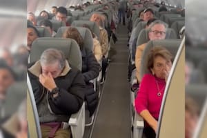 El piloto emocionó a todos los pasajeros al hablarles a sus familiares (Captura video)