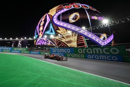 El piloto español Carlos Sainz, de la escudería Ferrari conduce en la calificación al Gra Premio de Las Vegas el viernes 22 de noviembre del 2024. (AP Foto/Rick Scuteri)