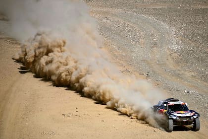 El experimentado piloto español Carlos Sainz sufrió un duro revés tras perderse en el desierto