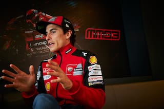 El piloto español de MotoGP Fermín Aldeguer firma con VR46