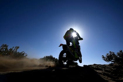 El piloto español de Sherco, Lorenzo Santolino, compite durante la Etapa 1 del Rally Dakar 2021 entre Jeddah y Bisha en Arabia Saudita, el 3 de enero de 2021.