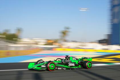 El piloto finlandés de la escudería Sauber Valtteri Bottas conduce su vehículo durante la primera sesión de práctica en el Gran Premio de Arabia Saudí el jueves 7 de marzo del 2024. (AP Foto/Darko Bandic)