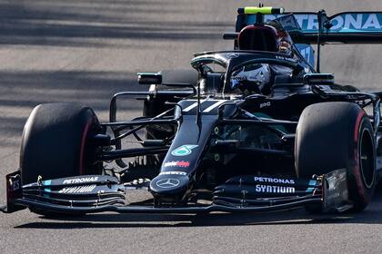 El piloto finlandés de Mercedes, Valtteri Bottas, conduce durante la sesión de práctica en la pista de carreras Autodromo Internazionale Enzo e Dino Ferrari en Imola, Italia,