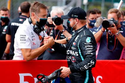 El piloto finlandés de Mercedes, Valtteri Bottas, celebra en el pit lane después de la sesión de clasificación del Gran Premio del 70 Aniversario de F1 en Silverstone el 8 de agosto de 2020 en Northampton.