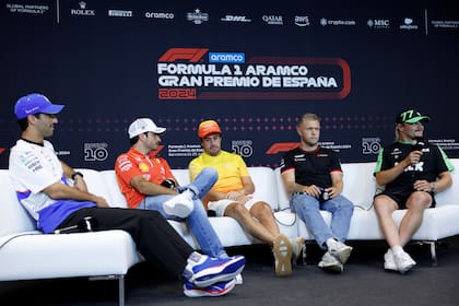 El piloto finlandés de Sauber Valtteri Bottas habla en conferencia de prensa antes del Gran Premio de España en Montmeló acompañado del australiano Daniel Ricciardo de RB, el español de Ferrari Carlos Sainz, su compatriota Fernando Alonso de Aston Martin y el danés Kevin Magnussen de Haas el jueves 20 de junio del 2024. (AP Foto/Joan Monfort)