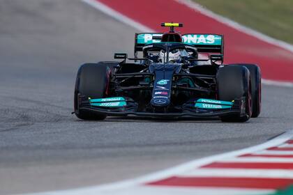 El piloto finlandés Valtteri Bottas, de Mercedes, toma una curva durante la primera sesión de práctica para el Gran Premio de Estados Unidos de la Fórmula Uno, en el Circuito de las Américas, el viernes 22 de octubre de 2021, en Austin, Texas. (AP Foto/Nick Didlick)