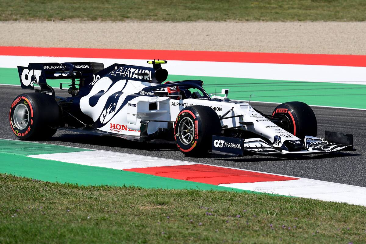 El piloto francés de AlphaTauri, Pierre Gasly, conduce durante la tercera sesión de práctica en el circuito de Mugello antes del Gran Premio de Fórmula Uno de Toscana en Scarperia e San Piero