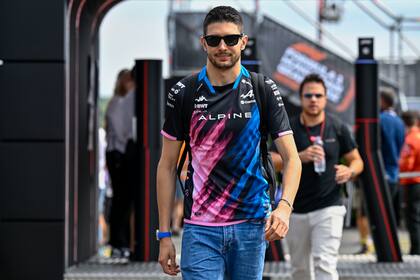 El piloto francés de Alpine Esteban Ocon arriba al paddock antes de la calificación del Gran Premio de Hungría el sábado 20 de julio del 2024. (AP Foto/Denes Erdos)
