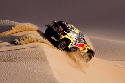 El piloto francés de Peugeot, Sebastien Loeb, y su copiloto, Daniel Elena, compitieron en la Etapa 2 del Dakar 2019 entre Pisco y San Juan de Marcona