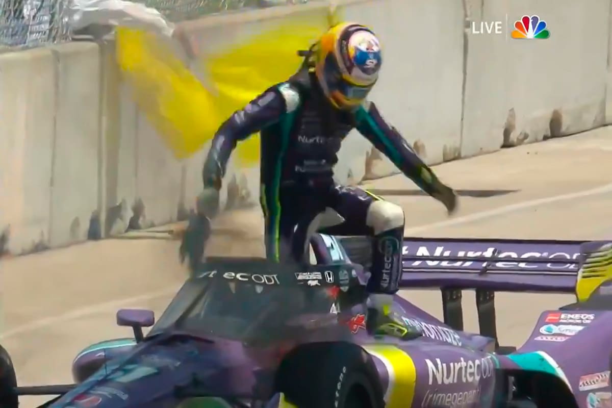 El piloto francés Romain Grosjean escapando de su monoplaza de Indycar incendiado, en Detroit.