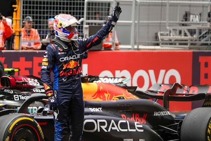 El piloto holandés de Red Bull Max Verstappen saluda luego de ganar la carrera sprint del Gran Premio de China de la Formula 1 en el Circuito Internacional de Shanghái, China, el sábado 20 de abril de 2024. (AP Foto/Andy Wong)