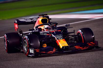 El piloto holandés de Red Bull, Max Verstappen, conduce durante la sesión de clasificación en la víspera del Gran Premio de Fórmula Uno de Abu Dhabi en el Circuito Yas Marina en la ciudad emiratí de Abu Dhabi