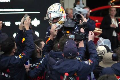 El piloto holandés de Red Bull Max Verstappen celebra con su equipo tras ganar el Gran Premio de Japón de Fórmula 1 en el Circuito de Suzuka, en el centro de Japón, el domingo 9 de octubre de 2022. Verstappen se aseguró su segundo título consecutivo del campeonato de pilotos de Fórmula 1. (AP Foto/Toru Hanai)