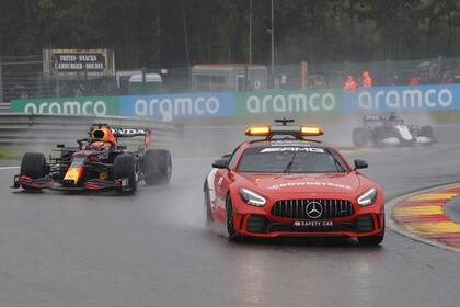 El piloto holandés de Red Bull Max Verstappen, a la izquierda, sigue detrás del coche de seguridad durante la vuelta de formación durante el Gran Premio de Fórmula Uno en el circuito de Spa-Francorchamps