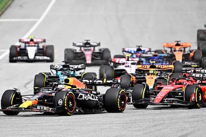 El piloto holandés de Red Bull Racing, Max Verstappen (L), toma la delantera durante el Gran Premio de Austria de Fórmula Uno en la pista de carreras Red Bull en Spielberg, Austria, el 2 de julio de 2023.