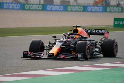 El piloto holandés Max Verstappen, de Red Bull, corre en la primera sesión de práctica para el Gran Premio de Qatar de la Fórmula Uno, en el circuito de Losail, Qatar, el viernes 19 de noviembre de 2021. (AP Foto/Darko Bandic)