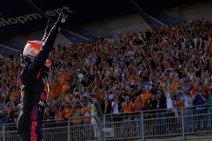 El piloto holandés Max Verstappen, de Red Bull, festeja después de ganar el Gran Premio de los Países Bajos de la Fórmula 1 en el circuito de Zandvoort