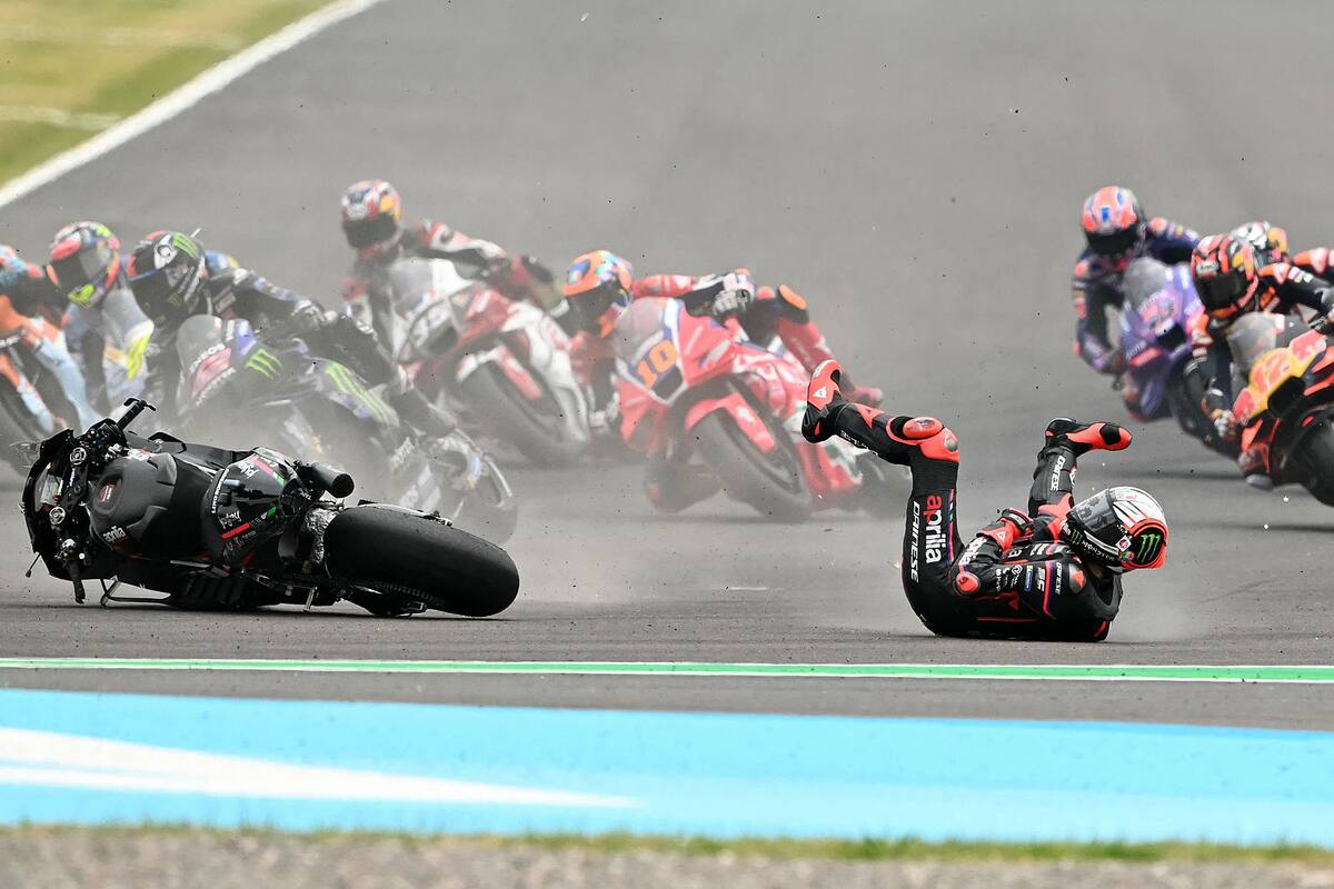 El piloto italiano de Aprilia Racing, Marco Bezzecchi, se cae de su moto tras el inicio de la carrera del Gran Premio de Argentina de MotoGP en el circuito de Termas de Río Hondo en Santiago del Estero, Argentina, el 16 de marzo de 2025. (Foto de Luis ROBAYO / AFP)